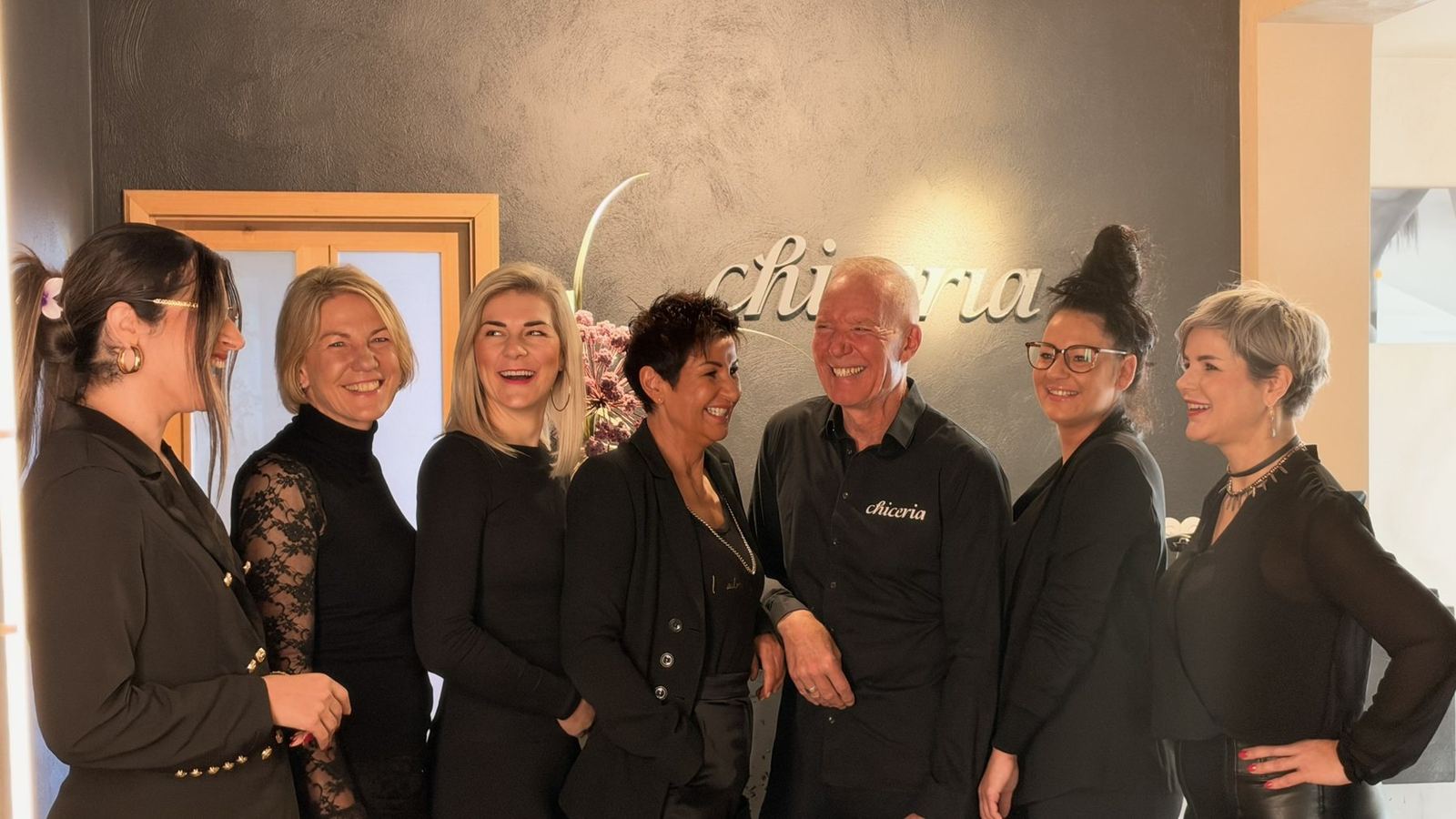 Das Team von Chiceria vor der Logowand im Empfang