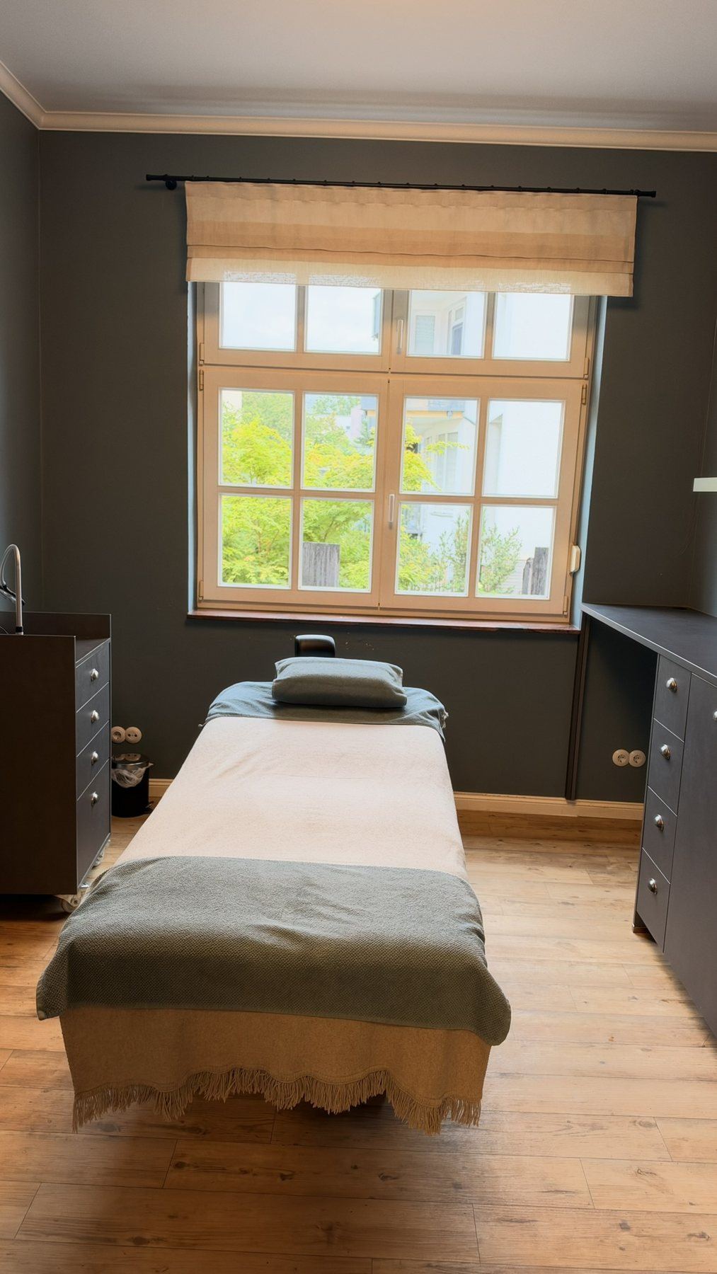Heller Behandlungsraum bei Chiceria mit Fenster